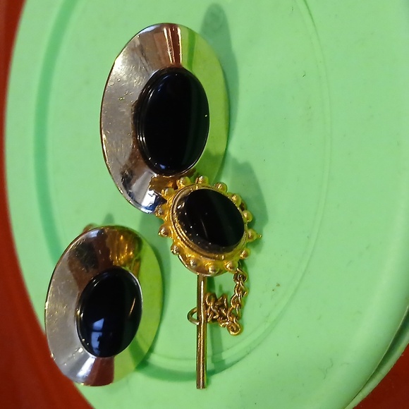 Gold and Black Cufflinks - Picture 4 of 7